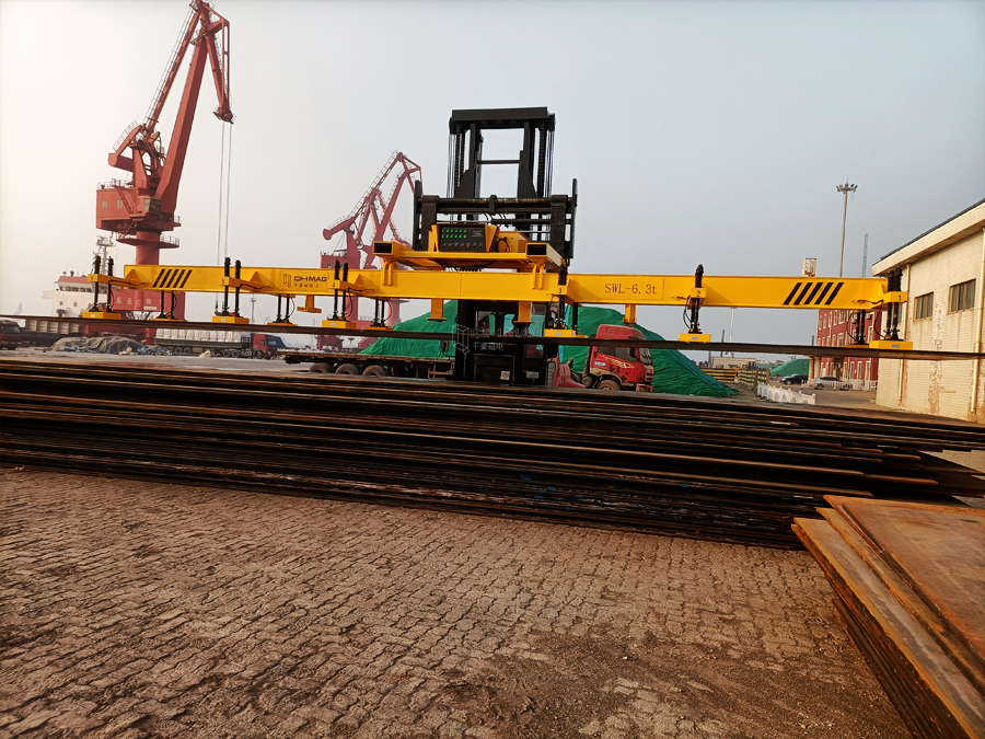 鋼板起重案例—港口叉車吊鋼板用充電電永磁吊具
